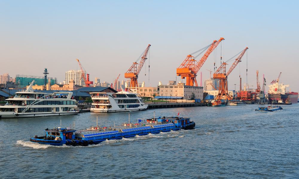 boat-huangpu-river-with-shanghai-urban-architecture-cargo-crane(1)
